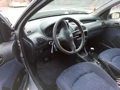 Veículo de Sucata peugeot 206 berlina xr do ano 2000 alimentado gkfx