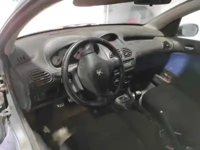 Vehicul casat peugeot 206 cc cc al anului 2002 alimentat nfutu5jp4