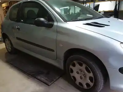 Vehicul casat peugeot 206 4-trg. xt al anului 2004 alimentat 8hx