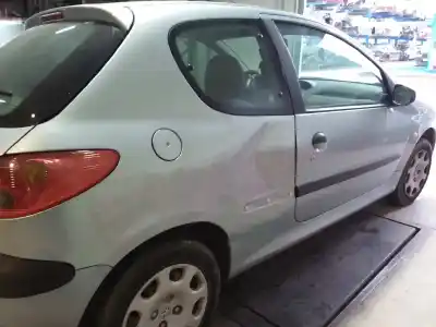 Vehicul casat peugeot 206 4-trg. xt al anului 2004 alimentat 8hx