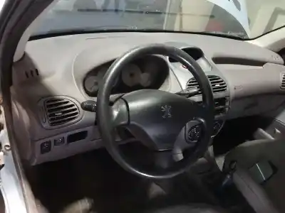 Vehicul casat peugeot 206 4-trg. xt al anului 2004 alimentat 8hx