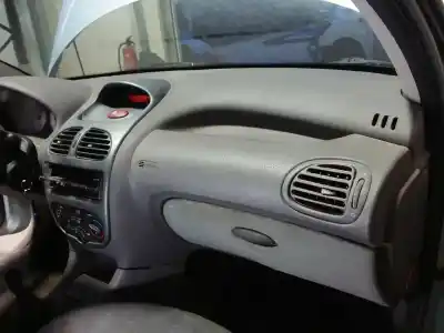 Vehicul casat peugeot 206 4-trg. xt al anului 2004 alimentat 8hx