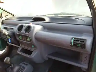 Véhicule à la ferraille renault twingo (co6) 1.2 de l'année 1994 alimenté 