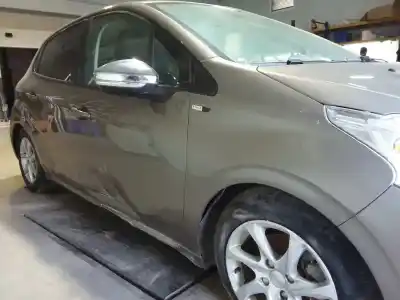 Vehículo de desguace peugeot 208 access del año 2015 con motor 8hr