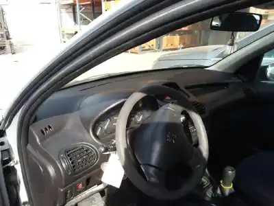 Scrapping Vehicle peugeot 206 berlina xt of the year 2003 powered 8hx