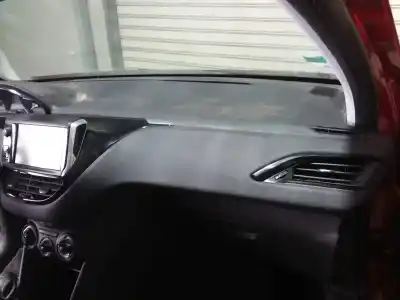 Veicolo di demolizione peugeot                                            208                                                                                                                                                                                                                                                        signature                                                                                                                                                                                                                                                  dell'anno 2019 alimentato yh01