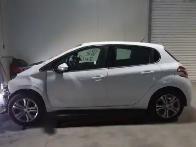 Véhicule à la ferraille peugeot                                            208                                                                                                                                                                                                                                                        allure                                                                                                                                                                                                                                                     de l'année 2012 alimenté 8hr