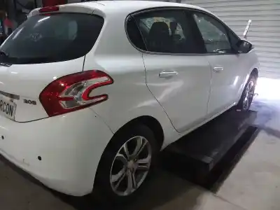 Véhicule à la ferraille peugeot                                            208                                                                                                                                                                                                                                                        allure                                                                                                                                                                                                                                                     de l'année 2012 alimenté 8hr