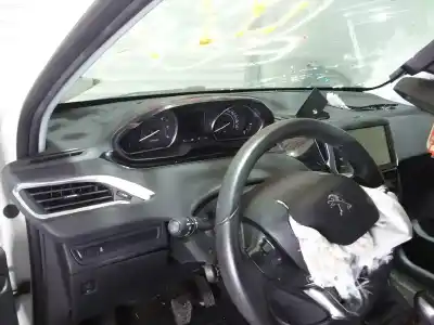 Véhicule à la ferraille peugeot                                            208                                                                                                                                                                                                                                                        allure                                                                                                                                                                                                                                                     de l'année 2012 alimenté 8hr
