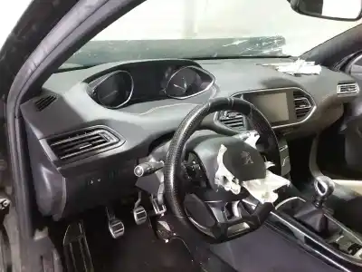 Véhicule à la ferraille peugeot 308 gt line de l'année 2015 alimenté 