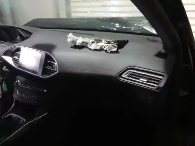 Véhicule à la ferraille peugeot 308 gt line de l'année 2015 alimenté 