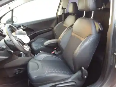 Véhicule à la ferraille peugeot                                            208                                                                                                                                                                                                                                                        active                                                                                                                                                                                                                                                     de l'année 2012 alimenté 8hr
