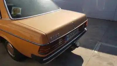 Veicolo di demolizione mercedes-benz clase e (w123) berlina+coupe d 220 dell'anno 1976 alimentato 