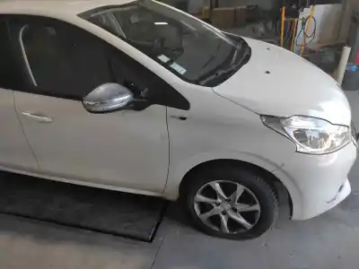 Vehículo de desguace peugeot 208 style del año 2014 con motor 