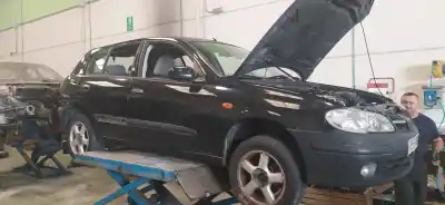 Veicolo di demolizione nissan almera (n16/e) acenta dell'anno 2002 alimentato yd22ddt