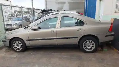 Sloopvoertuig VOLVO S60 BERLINA 2.4 D van het jaar 2003 aangedreven D5244T