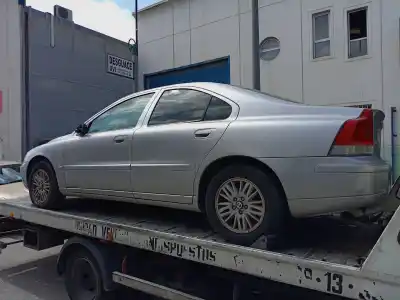 Sloopvoertuig VOLVO S60 BERLINA 2.4 D van het jaar 2004 aangedreven D5244T