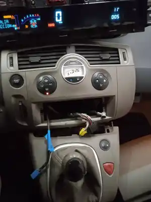 Veículo de Sucata renault scenic ii i- music do ano 2006 alimentado f9qe8