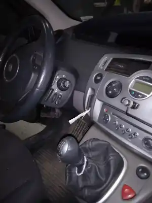 Veículo de Sucata renault scenic ii grand emotion do ano 2006 alimentado f9q804