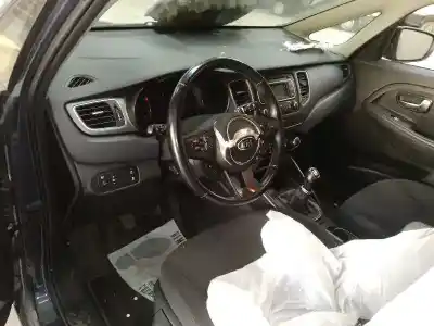 Vehicul casat kia carens ( ) basic al anului 2015 alimentat d4fd