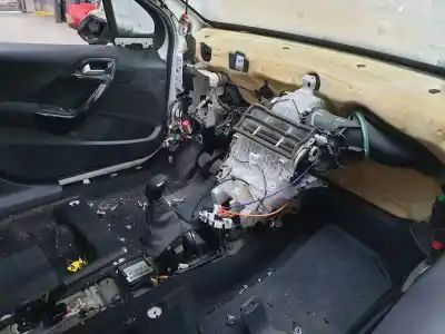 Veículo de Sucata peugeot 208 active do ano 2013 alimentado hm01