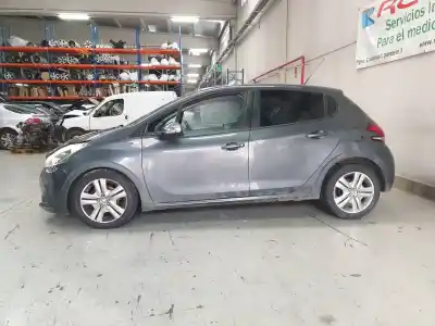 Veículo de Sucata peugeot 208 active do ano 2016 alimentado dv6fd