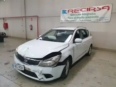 Veículo de Sucata kia cee´d emotion do ano 2011 alimentado d4fb