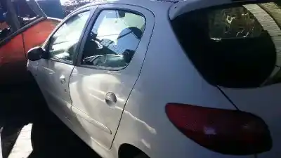 Sloopvoertuig peugeot 206 berlina xr van het jaar 1999 aangedreven kfx