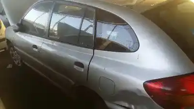 Veículo de Sucata kia rio ipanema berlina do ano 2001 alimentado sin ficha