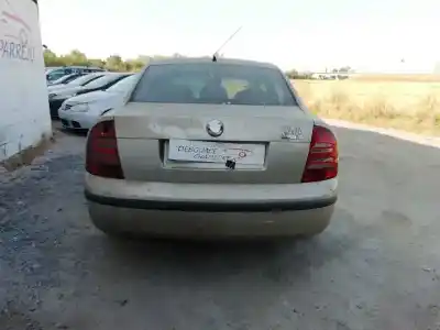 Veicolo di demolizione skoda superb (3u4) classic dell'anno 2003 alimentato awx