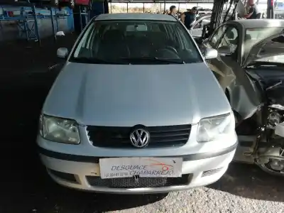 Veículo de Sucata VOLKSWAGEN POLO BERLINA (6N2) Conceptline do ano 2000 alimentado AKK