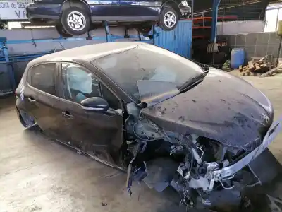 Veículo de Sucata peugeot 208 access do ano 2016 alimentado bh02