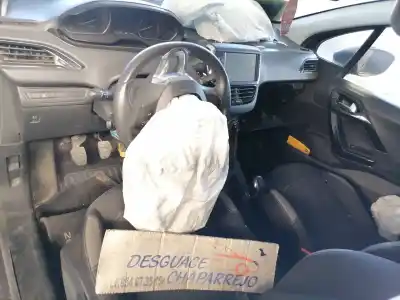 Veículo de Sucata peugeot 208 access do ano 2016 alimentado bh02