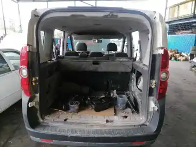 Véhicule à la ferraille opel combo d expression l1h1 de l'année 2015 alimenté 263a2000