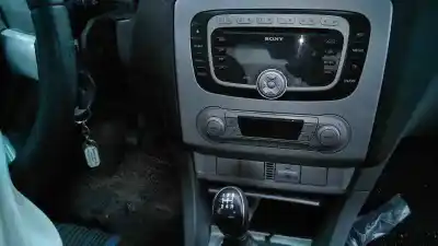 Veículo de Sucata ford focus berlina (cap) ambiente (d) do ano 2001 alimentado g8db