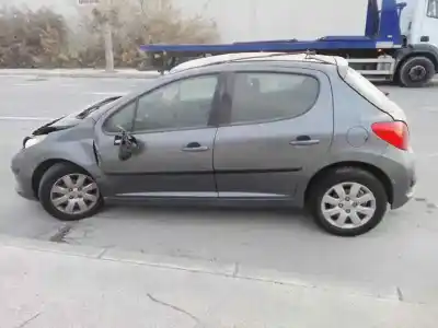 Veículo de Sucata peugeot 207 confort do ano 2001 alimentado kfv