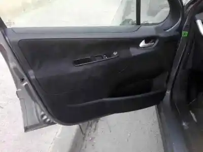 Veículo de Sucata peugeot 207 confort do ano 2001 alimentado kfv