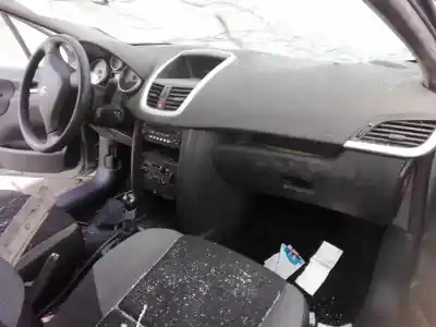 Veículo de Sucata peugeot 207 confort do ano 2001 alimentado kfv