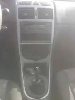 Veículo de Sucata peugeot 307 (s1) xr do ano 2003 alimentado rhy