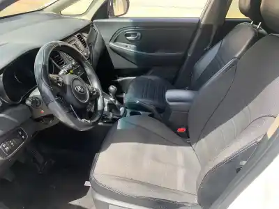 Véhicule à la ferraille kia carens iv 1.7 crdi de l'année 2001 alimenté d4fd
