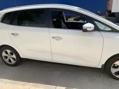 Véhicule à la ferraille kia carens iv 1.7 crdi de l'année 2001 alimenté d4fd