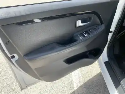 Véhicule à la ferraille kia carens iv 1.7 crdi de l'année 2001 alimenté d4fd