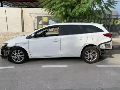 Sloopvoertuig toyota auris hybrid active van het jaar 2001 aangedreven 2zr