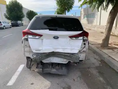 Sloopvoertuig toyota auris hybrid active van het jaar 2001 aangedreven 2zr