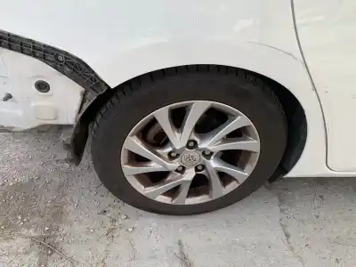 Sloopvoertuig toyota auris hybrid active van het jaar 2001 aangedreven 2zr