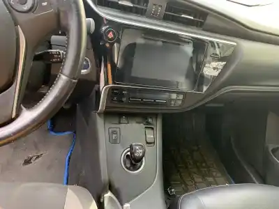 Sloopvoertuig toyota auris hybrid active van het jaar 2001 aangedreven 2zr