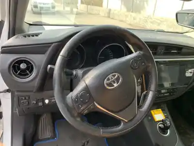 Sloopvoertuig toyota auris hybrid active van het jaar 2001 aangedreven 2zr