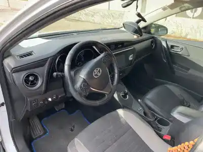 Sloopvoertuig toyota auris hybrid active van het jaar 2001 aangedreven 2zr