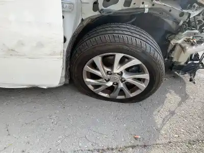 Sloopvoertuig toyota auris hybrid active van het jaar 2001 aangedreven 2zr