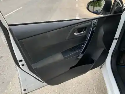 Sloopvoertuig toyota auris hybrid active van het jaar 2001 aangedreven 2zr